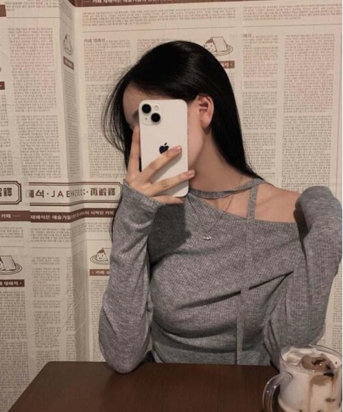 Silly（シリー）の「【韓国ファッション◎】オフショルダースリムニット（ニット/セーター・レディース・グレー/アイボリー/ブラック/レッド・FREE）」の22枚目の写真