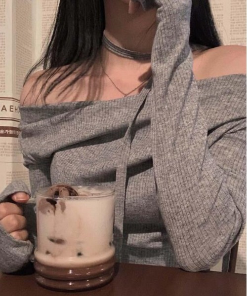 Silly（シリー）の「【韓国ファッション◎】オフショルダースリムニット（ニット/セーター・レディース・グレー/アイボリー/ブラック/レッド・FREE）」の20枚目の写真