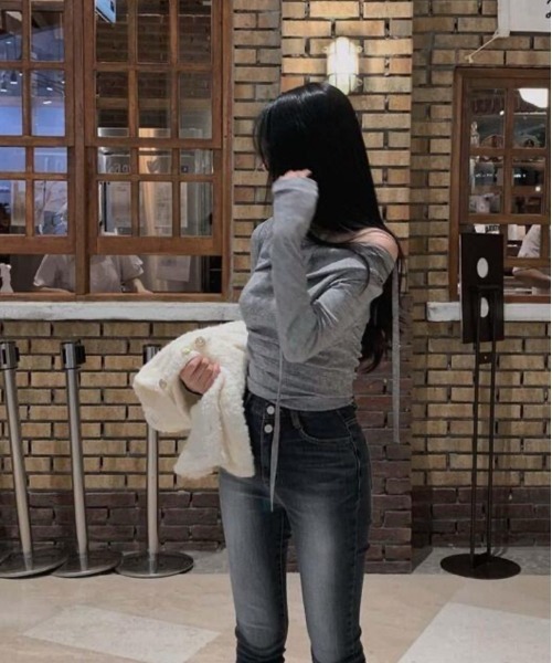 Silly（シリー）の「【韓国ファッション◎】オフショルダースリムニット（ニット/セーター・レディース・グレー/アイボリー/ブラック/レッド・FREE）」の19枚目の写真