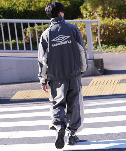 UMBRO(アンブロ)の「UMBROxムラサキスポーツ トラックジャケット オーバーサイズ ユニセックス セットアップ対応 MD18MSJK01/WMD18MSJK01(その他アウター・メンズ・ネイビー/サンドベージュ/チャコール/ライトグレー/ブラック/ブラック系その他・L/XL/M/S)」の21枚目の写真