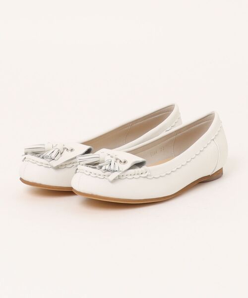 tsumori chisato WALK(ツモリチサトウォーク)の「タッセルモチーフフリンジモカシン(ローファー・レディース・ホワイト/ブラック/プラチナム/ホワイト系その他2・22.5cm/23.5cm/24.5cm/23.0cm/24.0cm/22.0cm)」の1枚目の写真
