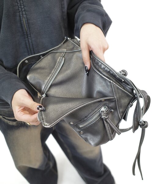 WHO'S WHO gallery（フーズフーギャラリー）の「ヴィンテージジップバッグ（ショルダーバッグ・レディース・グレー/ブラック・FREE）」の4枚目の写真