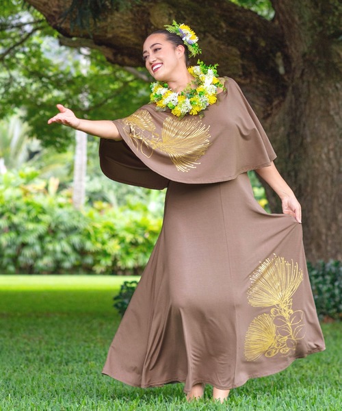 Maunaloa(マウナロア)の「【Maunaloa】Aulii レフア ケープ&フレアーワンピース(ドレス・レディース・セージグリーン/モカ/ブラック/エメラルド/レッド・M/L)」の1枚目の写真