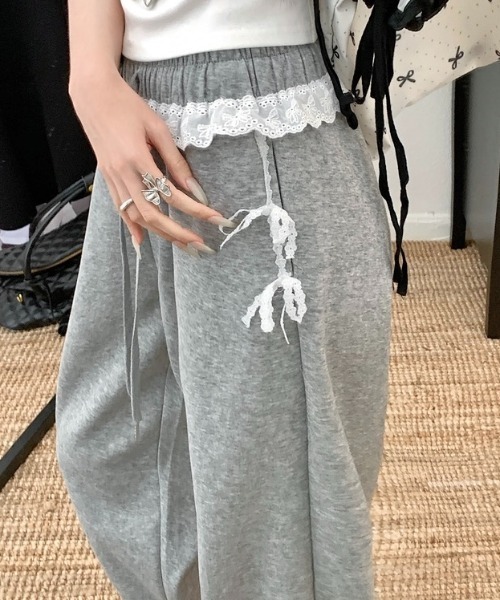 LADY LIKE（レディライク）の「レースリボンワイドスウェットパンツ（スウェットパンツ・レディース・グレー/ブラック・M）」の4枚目の写真