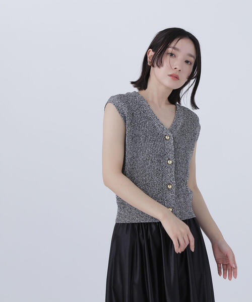 NATURAL BEAUTY BASIC（ナチュラルビューティーベーシック）の「◇ゴールドボタンニットベスト（ベスト・レディース・ブラック系その他/オフホワイト/ネイビー・FREE）」の2枚目の写真