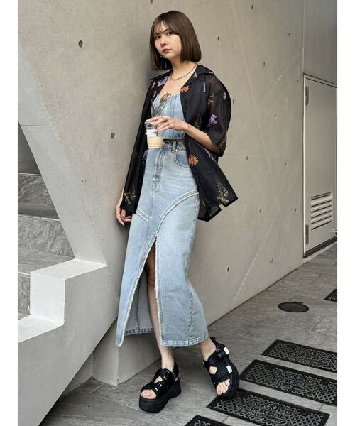 MURUA（ムルーア）の「デニムフロントオープンロングスカート（デニムスカート・レディース・ライトブルー/ブラック・1/2）」の22枚目の写真