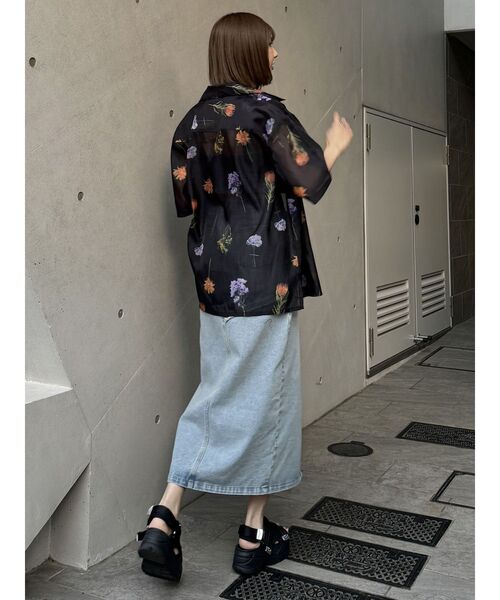 MURUA（ムルーア）の「デニムフロントオープンロングスカート（デニムスカート・レディース・ライトブルー/ブラック・1/2）」の4枚目の写真