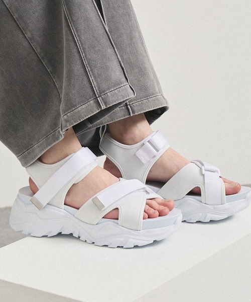 Alfred Alex（アルフレッドアレックス）の「【Alfred Alex】Chunky High-Sole Sneaker Sandals / 厚底 ボリュームソール ベルクロスポーツサンダル（サンダル・メンズ・ブラック/ホワイト・S/M/L）」の2枚目の写真
