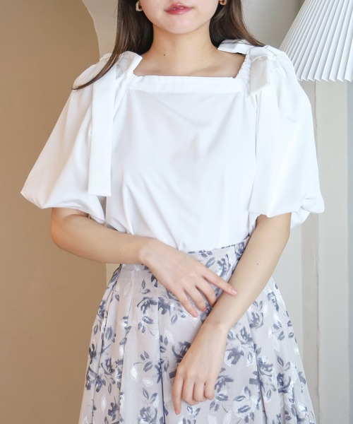 ASTORIA ODIER(アストリアオディール)の「肩リボンスクエアブラウス(シャツ/ブラウス・レディース・ホワイト×ブラック/ホワイト×ネイビー/ホワイト・MEDIUM)」の2枚目の写真