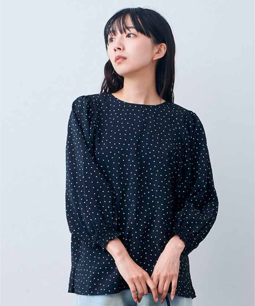 Live in comfort（リブインコンフォート）の「リブ　イン　コンフォート　ネックギャザーで簡単に着られる！ボリューム袖ブラウス（シャツ/ブラウス・レディース・グレー系その他/ブラック系その他/ホワイト系その他・M/L/LL/3L）」の2枚目の写真