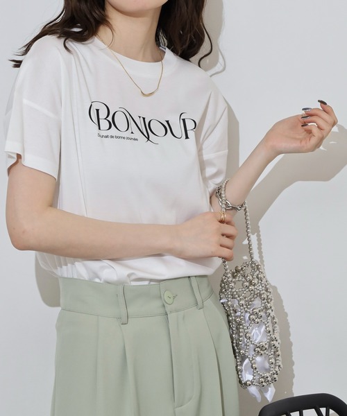 BRODIAEA(ブローディア)の「BRODIAEA BONJOURロゴプリント半袖Tシャツ【日本製】(Tシャツ/カットソー・レディース・オレンジ/グリーン/ライトベージュ/オフホワイト/ネイビー・40)」の7枚目の写真