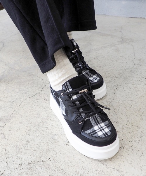 byあしながおじさん（バイアシナガオジサン）の「HANDSFREE｜厚底スニーカー　8490115（スニーカー・レディース・ベージュ/ブラック×ホワイト/ブラック×ピンク・22.5cm/23cm/23.5cm/24cm/24.5cm）」の2枚目の写真