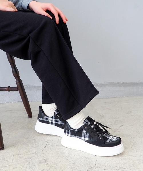 byあしながおじさん（バイアシナガオジサン）の「HANDSFREE｜厚底スニーカー　8490115（スニーカー・レディース・ベージュ/ブラック×ホワイト/ブラック×ピンク・22.5cm/23cm/23.5cm/24cm/24.5cm）」の6枚目の写真