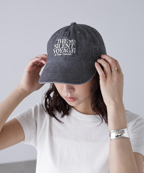 FREE'S MART（フリーズマート）の「ウォッシュドロゴキャップ（キャップ・レディース・グレー/レッド・ﾌﾘ-）」の4枚目の写真