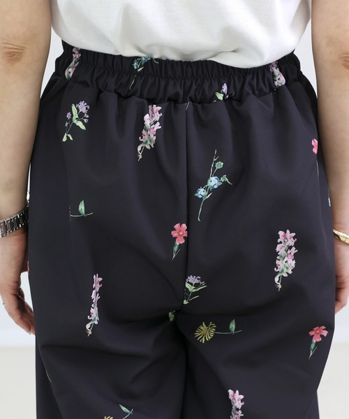 Aletta vita(アレッタビータ)の「エステルツイルフラワープリントワイドパンツ(その他パンツ・レディース・ベージュ/ブラック・M)」の8枚目の写真