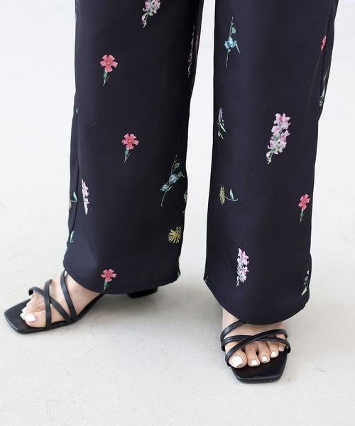 Aletta vita(アレッタビータ)の「エステルツイルフラワープリントワイドパンツ(その他パンツ・レディース・ベージュ/ブラック・M)」の20枚目の写真