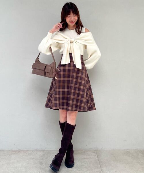 MAJESTIC LEGON（マジェスティックレゴン）の「【WEB限定/11色展開】アソートデザインリボンニットトップス（ニット/セーター・レディース・チャコールグレー/ブラック/ピンク/アイボリー/ボルドー/ブラック系その他/ホワイト系その他2/ホワイト系その他3/ブラック系その他2/グレー系その他3/ブラウン系その他2・MEDIUM）」の2枚目の写真