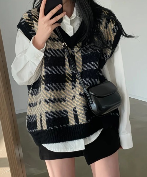 ViViDAY(ビビデー)の「チェック柄Vネックニットベスト(ベスト・レディース・ベージュ/ブラック・M)」の1枚目の写真