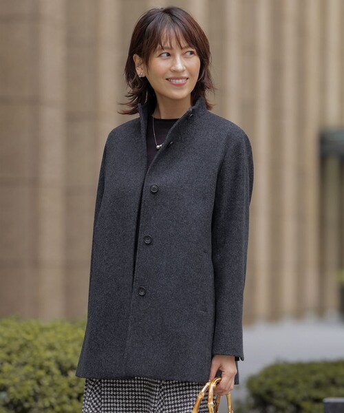 J.PRESS Ladies(J.プレス レディス)の「ショートビーバー ミディ丈 スタンドカラー コート(その他アウター・レディース・グレー系/ダルブルー系/ベージュ系/ライトグレー系・S/XS)」の2枚目の写真