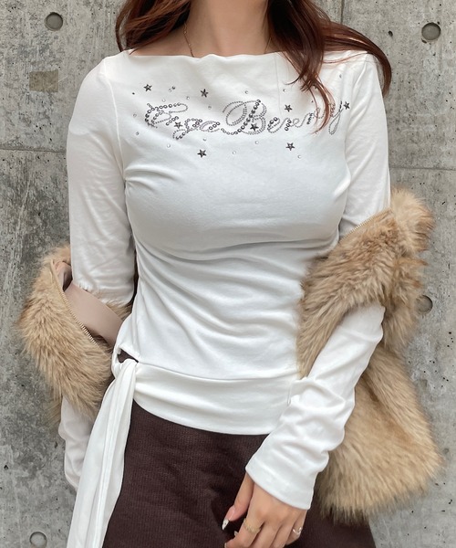 ROGER AND RAW(ロジャーアンドロウ)の「スタッズ&ラインストーンロゴオフショル長袖トップス(Tシャツ/カットソー・レディース・ブラック/カーキ/ホワイト/ブラウン・FREE)」の2枚目の写真