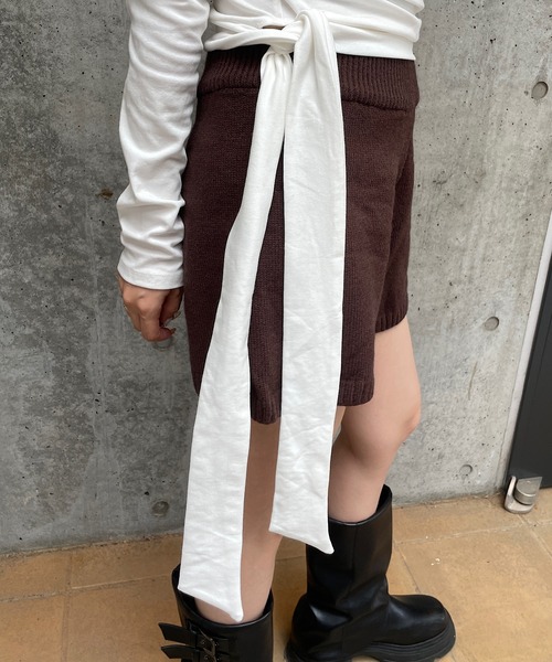 ROGER AND RAW(ロジャーアンドロウ)の「スタッズ&ラインストーンロゴオフショル長袖トップス(Tシャツ/カットソー・レディース・ブラック/カーキ/ホワイト/ブラウン・FREE)」の7枚目の写真