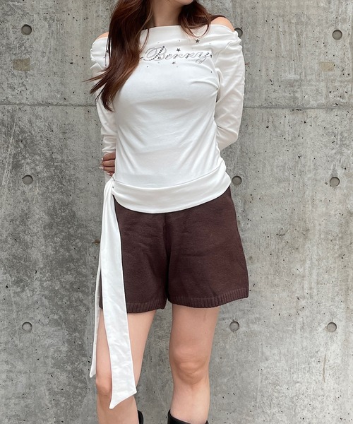 ROGER AND RAW(ロジャーアンドロウ)の「スタッズ&ラインストーンロゴオフショル長袖トップス(Tシャツ/カットソー・レディース・ブラック/カーキ/ホワイト/ブラウン・FREE)」の20枚目の写真