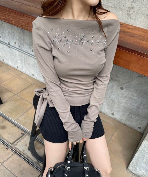 ROGER AND RAW(ロジャーアンドロウ)の「スタッズ&ラインストーンロゴオフショル長袖トップス(Tシャツ/カットソー・レディース・ブラック/カーキ/ホワイト/ブラウン・FREE)」の9枚目の写真