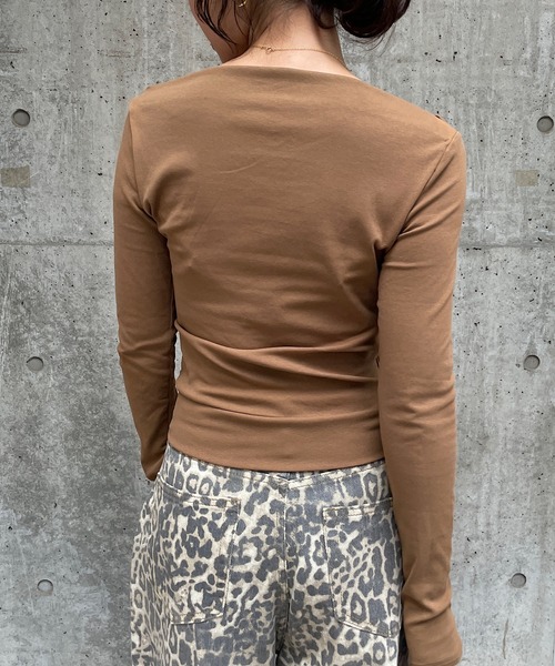 ROGER AND RAW(ロジャーアンドロウ)の「スタッズ&ラインストーンロゴオフショル長袖トップス(Tシャツ/カットソー・レディース・ブラック/カーキ/ホワイト/ブラウン・FREE)」の22枚目の写真