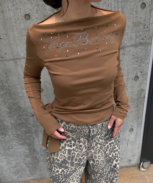 ROGER AND RAW(ロジャーアンドロウ)の「スタッズ&ラインストーンロゴオフショル長袖トップス(Tシャツ/カットソー・レディース・ブラック/カーキ/ホワイト/ブラウン・FREE)」の17枚目の写真