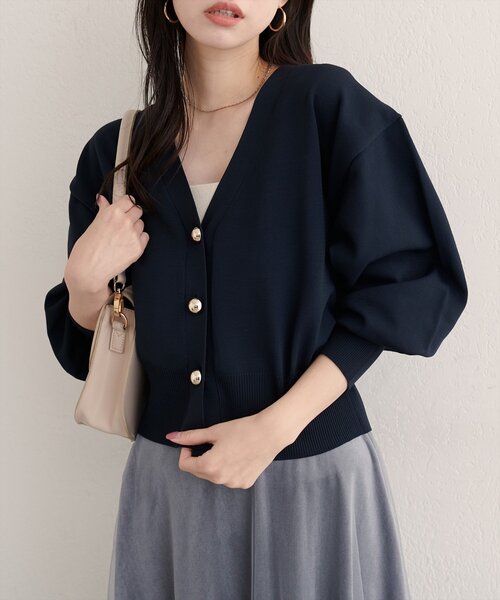 natural couture(ナチュラルクチュール)の「【WEB限定】コロンボタンVネックカーデ(カーディガン/ボレロ・レディース・ブラウン/ネイビー/アイボリー/ブルー・FREE)」の3枚目の写真