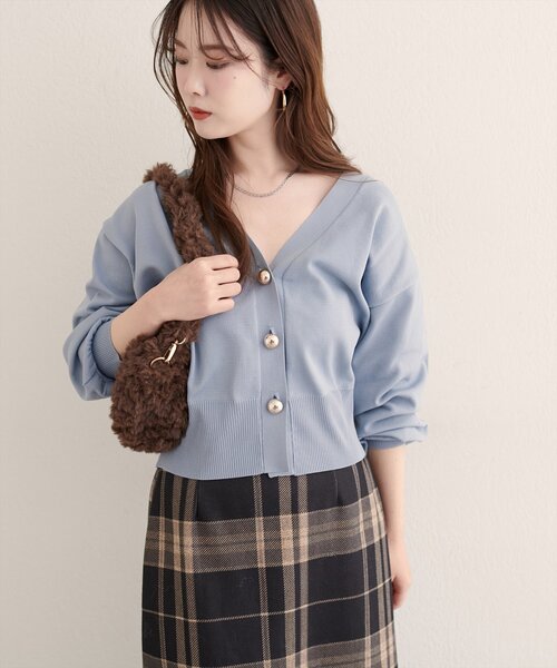 natural couture(ナチュラルクチュール)の「【WEB限定】コロンボタンVネックカーデ(カーディガン/ボレロ・レディース・ブラウン/ネイビー/アイボリー/ブルー・FREE)」の13枚目の写真
