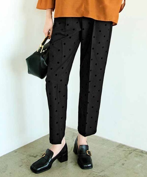 IEDIT(イディット)の「IEDIT フロッキードットプリントのテーパードパンツ(スラックス・レディース・ベージュ×ブラック/ブラック×ブラック・3L/LL/L/M/S/4L)」の1枚目の写真