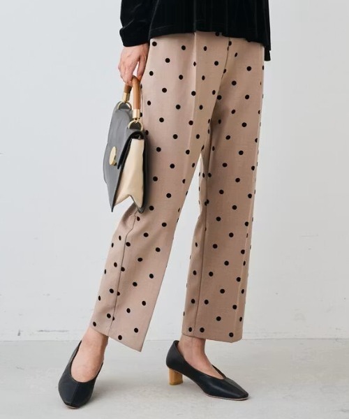IEDIT(イディット)の「IEDIT フロッキードットプリントのテーパードパンツ(スラックス・レディース・ベージュ×ブラック/ブラック×ブラック・3L/LL/L/M/S/4L)」の2枚目の写真