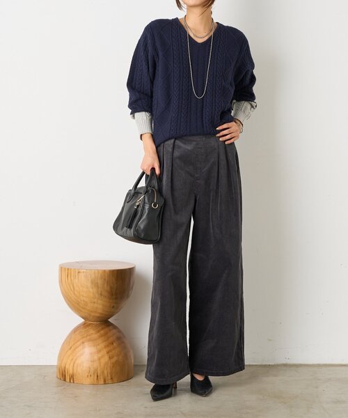 Jena espace merveilleux（ジェナ　エスパスメルヴェイユ）の「袖配色ケーブルVネックニット（ニット/セーター・レディース・ネイビー/パープル/ライトグレー・FREE）」の4枚目の写真