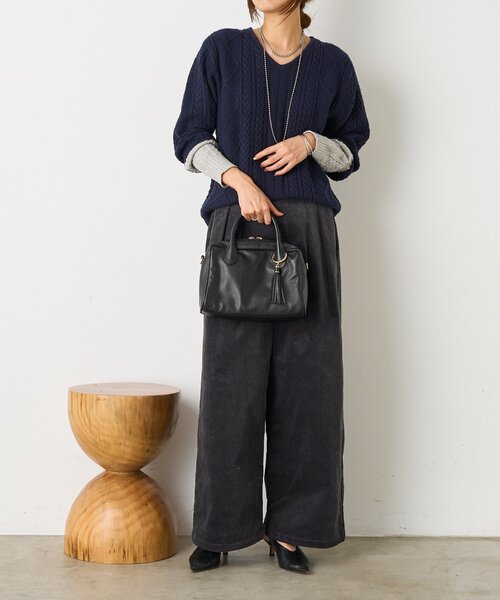 Jena espace merveilleux（ジェナ　エスパスメルヴェイユ）の「袖配色ケーブルVネックニット（ニット/セーター・レディース・ネイビー/パープル/ライトグレー・FREE）」の5枚目の写真
