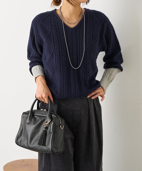 Jena espace merveilleux（ジェナ　エスパスメルヴェイユ）の「袖配色ケーブルVネックニット（ニット/セーター・レディース・ネイビー/パープル/ライトグレー・FREE）」の10枚目の写真