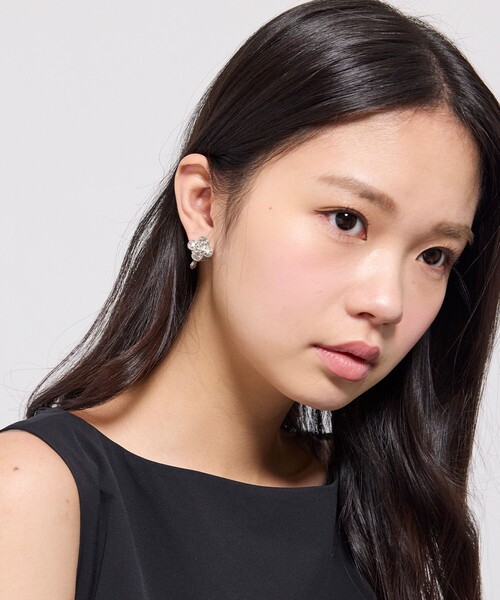 TOCCA（トッカ）の「WITH FLORA 2WAY EARRINGS イヤリング（イヤリング・レディース・シルバー系/ゴールド系・F）」の6枚目の写真