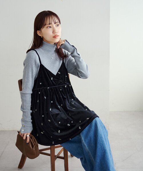 DISCOAT(ディスコート)の「【WEB限定】ベロア刺繍カシュクールキャミチュニック(チュニック・レディース・ブラック/ネイビー・FREE)」の7枚目の写真