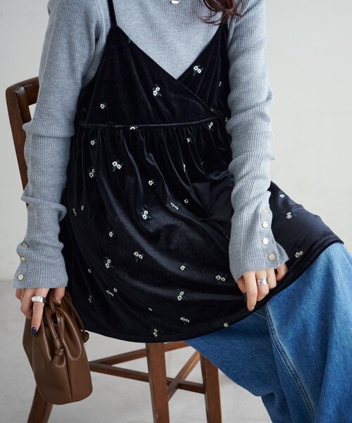 DISCOAT(ディスコート)の「【WEB限定】ベロア刺繍カシュクールキャミチュニック(チュニック・レディース・ブラック/ネイビー・FREE)」の8枚目の写真
