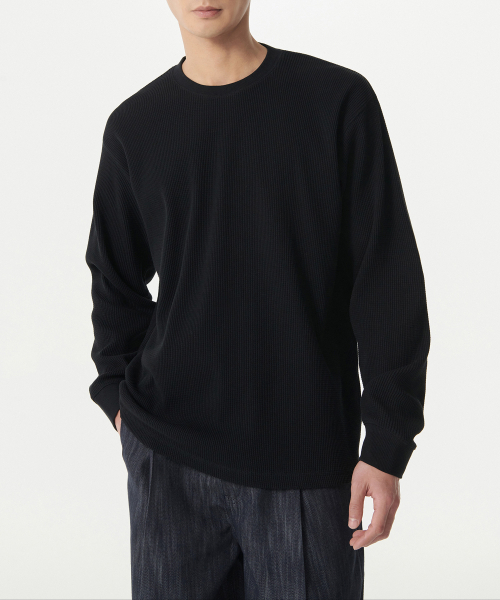 MUSINSA STANDARD（ムシンサスタンダード）の「ワッフルリラックスドクルーネック長袖Tシャツ[ブラック]（Tシャツ/カットソー・メンズ・その他・MEDIUM/LARGE/X-LARGE/XX-LARGE/XXX-LARGE/SMALL）」の2枚目の写真