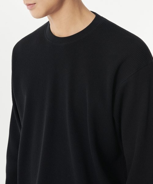 MUSINSA STANDARD（ムシンサスタンダード）の「ワッフルリラックスドクルーネック長袖Tシャツ[ブラック]（Tシャツ/カットソー・メンズ・その他・MEDIUM/LARGE/X-LARGE/XX-LARGE/XXX-LARGE/SMALL）」の5枚目の写真