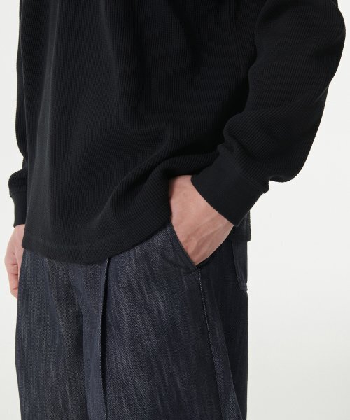 MUSINSA STANDARD（ムシンサスタンダード）の「ワッフルリラックスドクルーネック長袖Tシャツ[ブラック]（Tシャツ/カットソー・メンズ・その他・MEDIUM/LARGE/X-LARGE/XX-LARGE/XXX-LARGE/SMALL）」の6枚目の写真