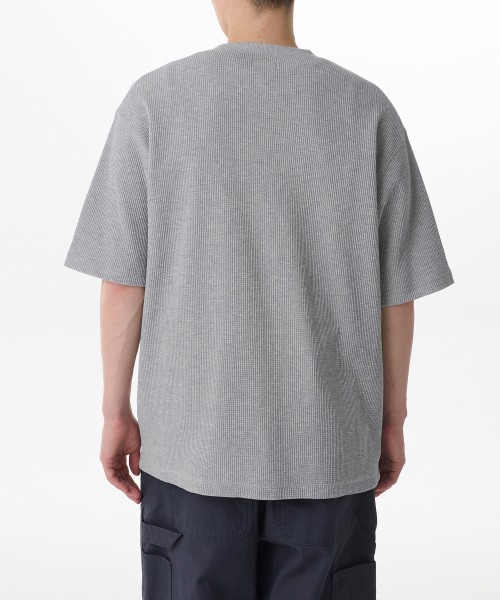 MUSINSA STANDARD（ムシンサスタンダード）の「ワッフルリラックスクルーネックTシャツ[ミディアムグレー]（Tシャツ/カットソー・メンズ・その他・SMALL/MEDIUM/LARGE/X-LARGE/XX-LARGE/XXX-LARGE）」の2枚目の写真