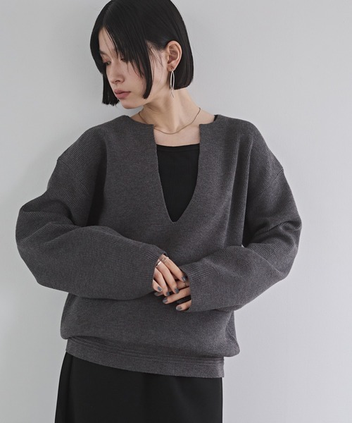 hunch(ハンチ)の「【静電気防止】やわもちヤーン 深Vデザインニット(ニット/セーター・レディース・レッド/チャコール/アイボリー・FREE)」の1枚目の写真