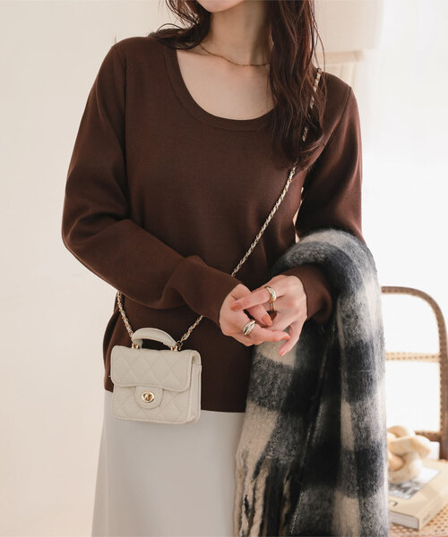 KOBE LETTUCE（コウベレタス）の「深Uネックシンプル長袖ニットトップス（ニット/セーター・レディース・ベージュ/ネイビー/チャコール/ブラウン/ブラック/オフホワイト/ブルー/桜・L/M）」の4枚目の写真