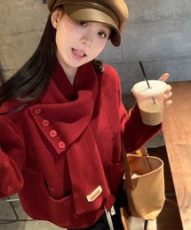 取り外し可能なスカーフ付きニットトップス：優しい印象を演出