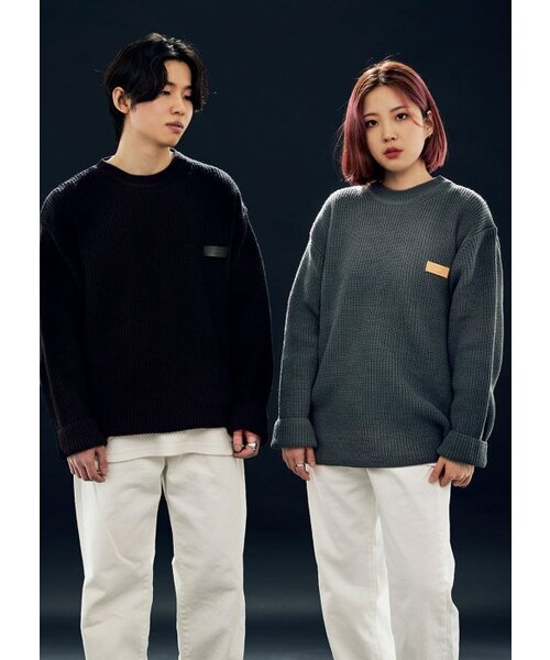 APOSTROPHE COMMA（アポストロフィコンマ）の「ベーシックブラックレザーパッチクルーネックニット（ブラック）（ニット/セーター・メンズ・ブラック・FREE）」の2枚目の写真