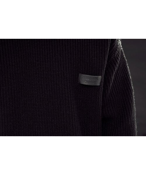 APOSTROPHE COMMA（アポストロフィコンマ）の「ベーシックブラックレザーパッチクルーネックニット（ブラック）（ニット/セーター・メンズ・ブラック・FREE）」の3枚目の写真
