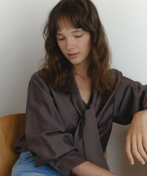 AARAN（アラン）の「[1/2サイズ][リニューアル] ドレープタイブラウス_ブラウン（シャツ/ブラウス・レディース・ブラウン・SMALL/MEDIUM）」の3枚目の写真
