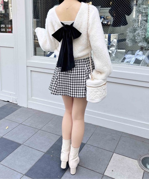 INGNI(イング)の「バックベロアリボンフェザーニット(ニット/セーター・レディース・ホワイト×ブラック/チャコールグレー×ブラック/ワイン系4・M)」の9枚目の写真